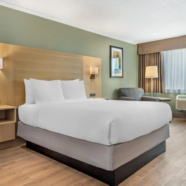 غرفة بسرير كينج وسرير كوين، Best Western Plus Ottawa City Centre 3/8