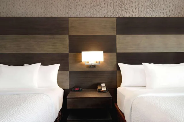 غرفة ديلوكس بسرير كينج وسريرين كوين، Days Inn by Wyndham Calgary South 3/7