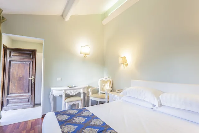 Room, Queen Bed, Garden Area, Villa Royal 1/5
