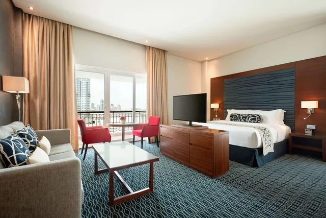 غرفة بزنس بسرير كينج، Ramada Resort by Wyndham Manama Seef 9/10