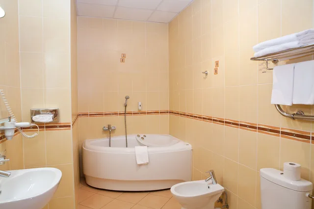 جناح جونيور بسرير كوين بغرفة نوم واحدة بجاكوزي، KOLONNA HOTEL BRIGITA 4/5