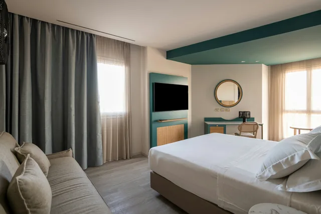غرفة ديلوكس بسرير كينج بإطلالة على البحر، Terradamari Resort & Spa Marina di Modica, Tapestry Collection by Hilton 5/8