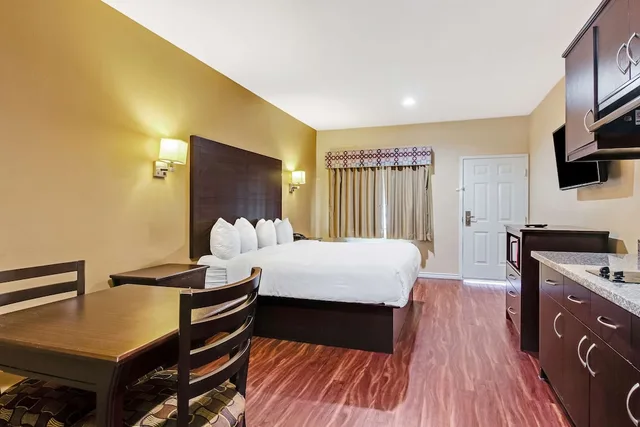 غرفة بسرير كينج بمطبخ صغير، Americas Best Value Inn - Houston / Fm 529 3/4