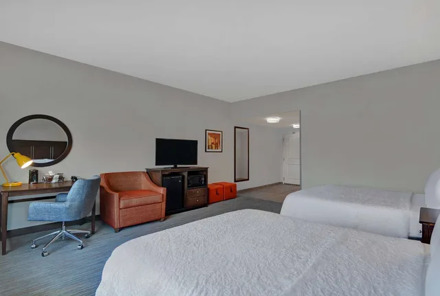 غرفة بسرير كوين بإطلالة على النهر، Hampton Inn Bath Brunswick Area Me 2/3