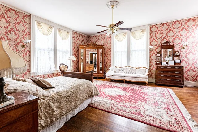 غرفة كلاسيكية بسرير كوين بحمام خاص، Vrooman Mansion Bloomington 1/3