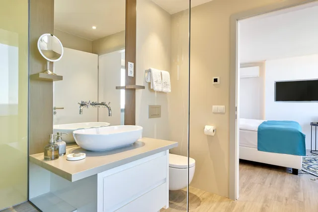 Lagoon, Suite, King Bed, Family Area، 7Pines Resort Ibiza 2/3