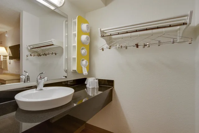 غرفة قياسية بسرير كوين، Motel6 Tempe, AZ - Broadway - ASU 6/10