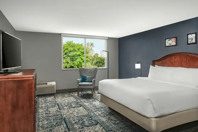 غرفة بسرير كينج، FOUR POINTS BY SHERATON KALAMAZOO 1/6