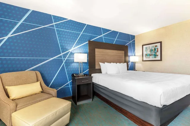 غرفة بسرير كينج لذوي الإعاقة، Comfort Inn Dallas North Love Field Airport, TX 1/2