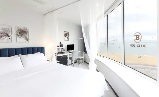 Panoramic, Queen Bed, Beach Front, Brown-Dot Songdo 1/6