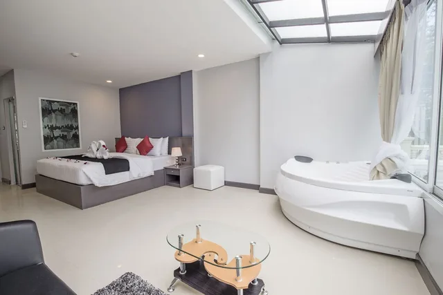 Junior Suite, Hot Tub, MODERN LIVING HOTEL 4/6