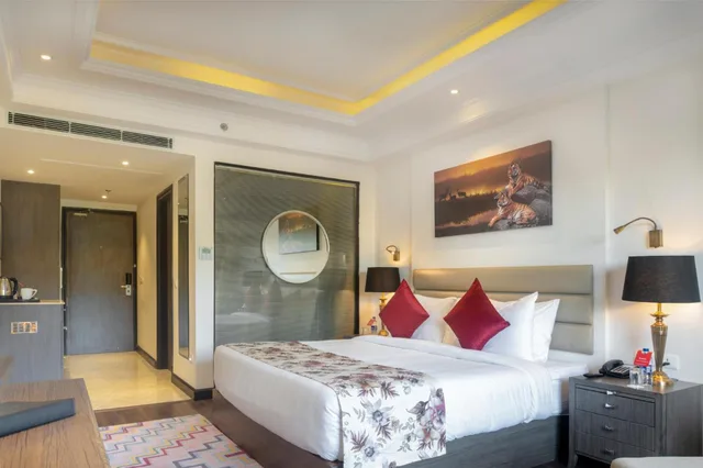 غرفة بسرير كينج، Ramada by Wyndham Kasauli 1/10