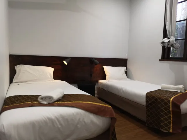 Room, Twin Beds, Shared Bathroom, Newtown Cozystays 3/8