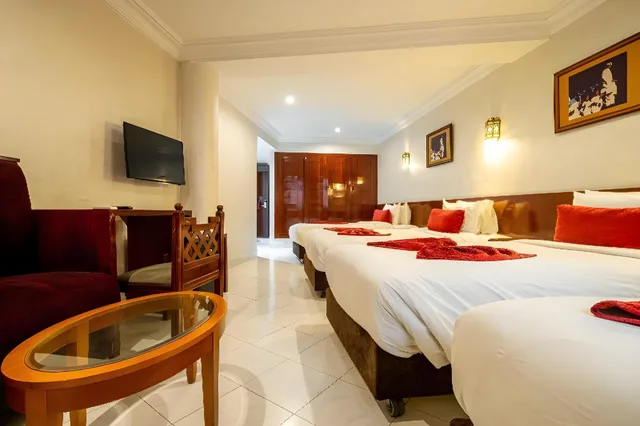 غرفة ديلوكس عائلية بسرير مزدوج وسريرين منفصلين، Casablanca Hotel 1/1