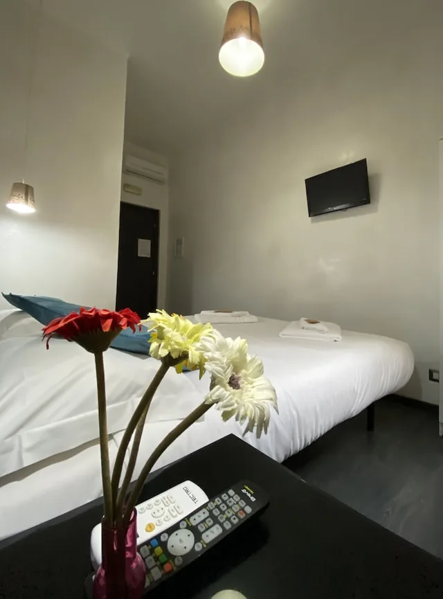 غرفة ثلاثية، The Place In Rome 4/5