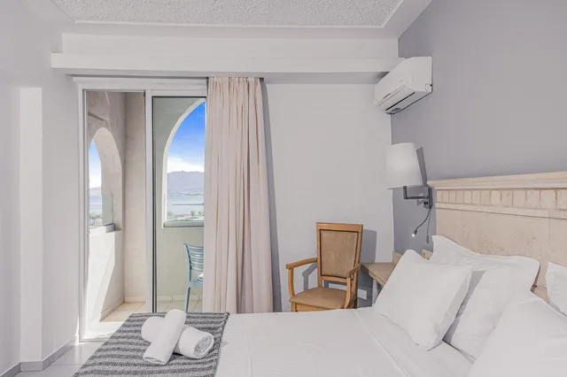 غرفة قياسية بسرير مزدوج أو سريرين منفصلين بإطلالة جزئية على البحر، Glaros Beach Hotel 1/6