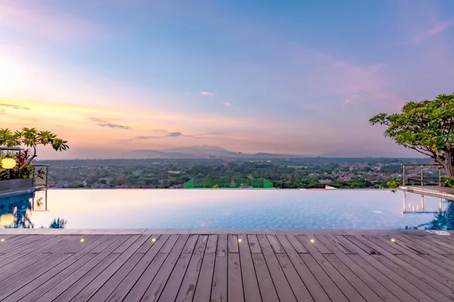 غرفة تنفيذية بسرير كوين، Hotel Ciputra Cibubur managed by Swiss-Belhotel International 2/2