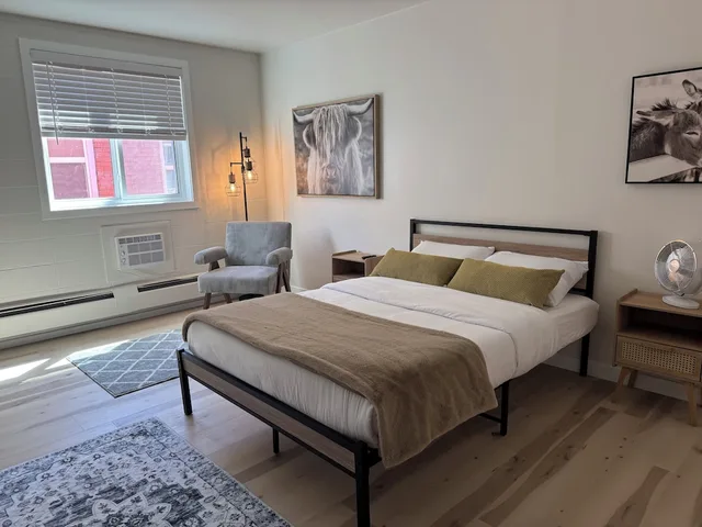 استوديو كومفورت بسرير كوين، Commercial Hotel 1/6