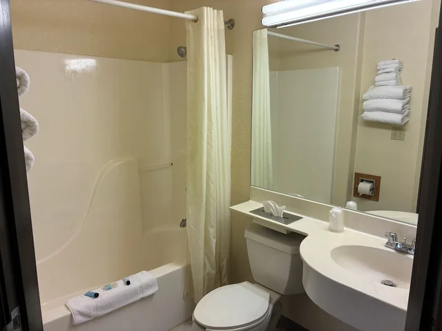 Deluxe, Single, King Bed, Travelodge by Wyndham Chadron 7/8