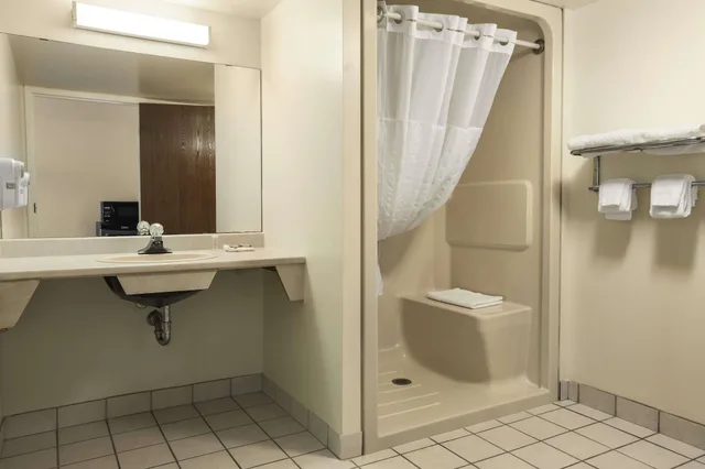 Room, King Bed, Accessible, Super 8 by Wyndham North Bay 3/3