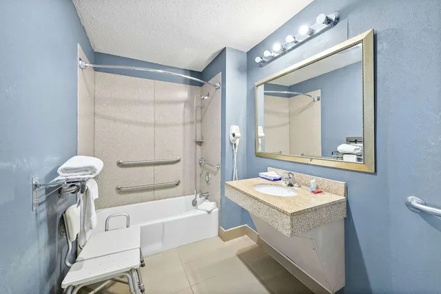 جناح بسرير كينج لذوي الإعاقة، Quality Inn and Suites Fayetteville I-95, NC 3/3