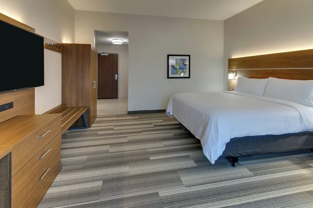 جناح بسرير كينج بغرفة نوم واحدة بمنطقة جلوس، Holiday Inn Express & Suites Nashville Metrocenter Downtown 3/6