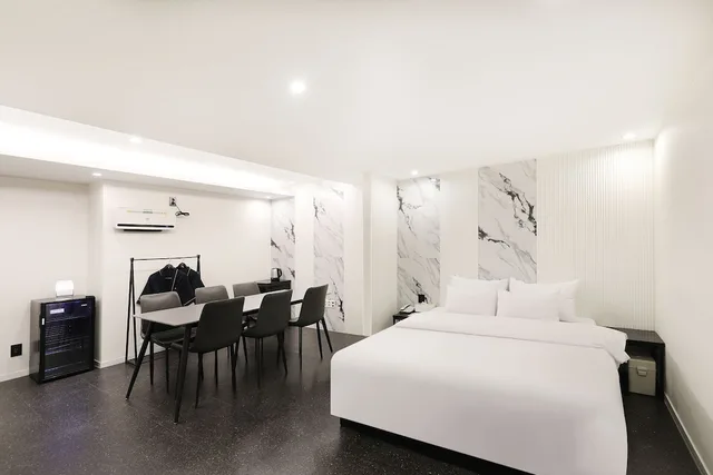 جناح بسرير كوين، Hotel Tomgi 4/10