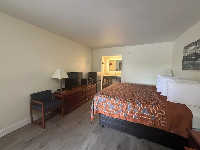 غرفة بسرير كينج لذوي الإعاقة، Travel Inn of Buford 3/7