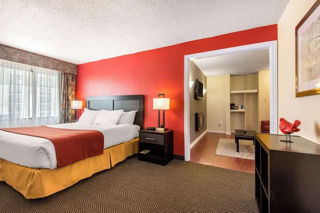 جناح بسرير كينج مع أريكة، Quality Inn & Suites Mississauga 1/3