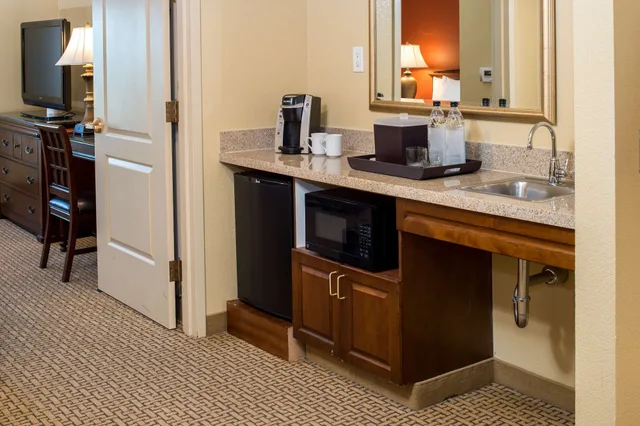 2 Rooms, Governor, Suite, King Bed, Corner, Accessible، Embassy Suites by Hilton Sacramento Riverfront Promenade 9/9