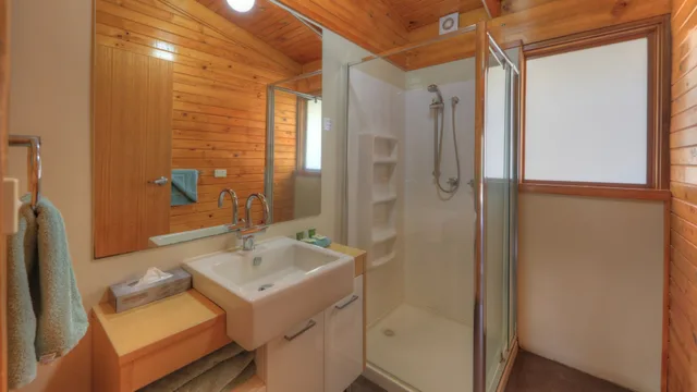 كابينة بسرير كينج وسرير كوين بإطلالة على البحر بغرفتي نوم، Stewarts Bay Lodge 3/3