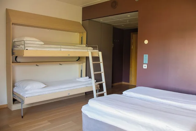 غرفة عائلية بسرير مزدوج وسريرين منفصلين، Quality Expo Hotel Oslo 1/4