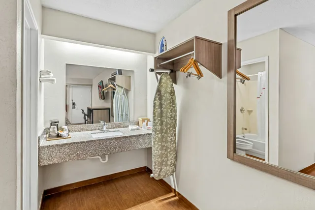 غرفة سوبيريور بسرير كينج، Red Roof Inn Jackson Downtown - Fairgrounds 8/9