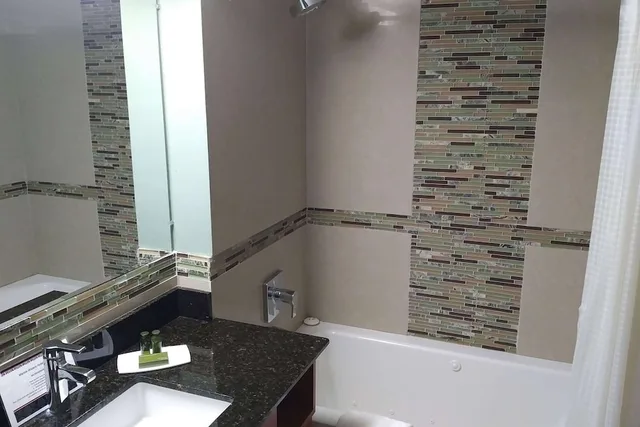 غرفة ديلوكس بسرير كوين، Marble Waters Hotel, Trademark Collection by Wyndham 2/2