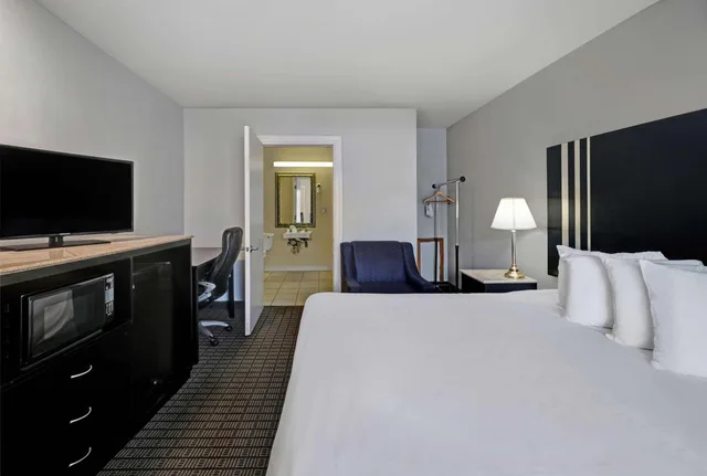 1 King Bed - Mobility Acc Tub Smk Micfridge، Motel6 Washington, PA 5/10
