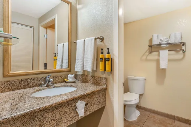غرفة بسريرين كوين بشرفة للمدخنين، Best Western Plus Wine Country Inn & Suites 5/7