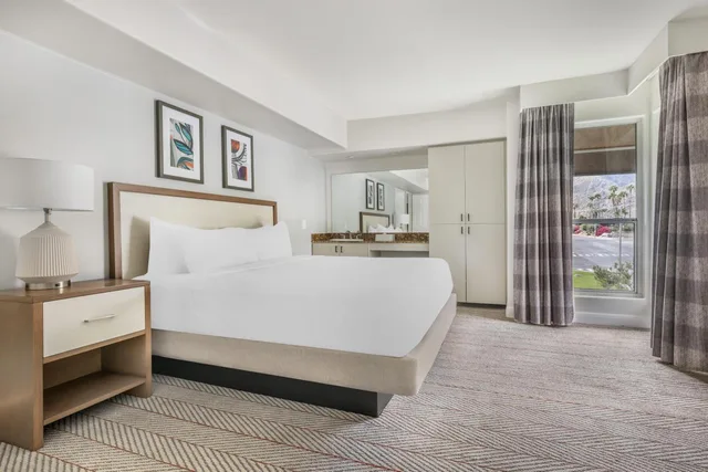 غرفة بسرير كينج وسرير كينج وسرير كوين وسرير كوين بغرفتي نوم مع أريكة لذوي الإعاقة، Hilton Vacation Club Palm Canyon Palm Springs 1/6