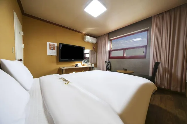 Mountain, Queen Bed، Delta Hotel 1/10