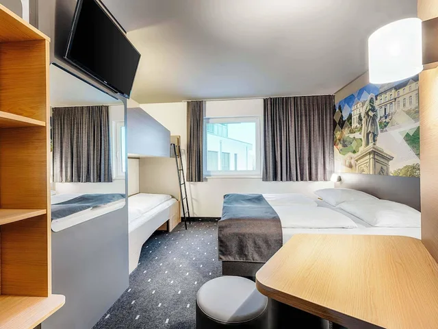 غرفة رباعية بسرير كوين وسرير بطابقين، B&B Hotel Bonn 5/10
