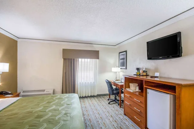 غرفة بسرير كينج، Quality Inn & Suites Kansas City - Independence I-70 East 2/3