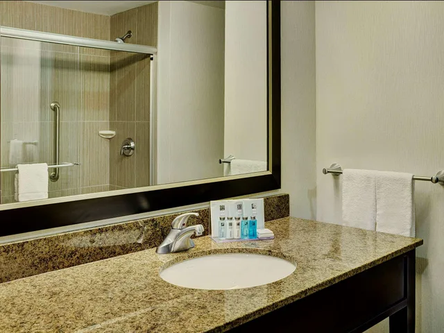 Study, King Bed, Sofa، Hampton Inn By Hilton Winnipeg Airport 2/3