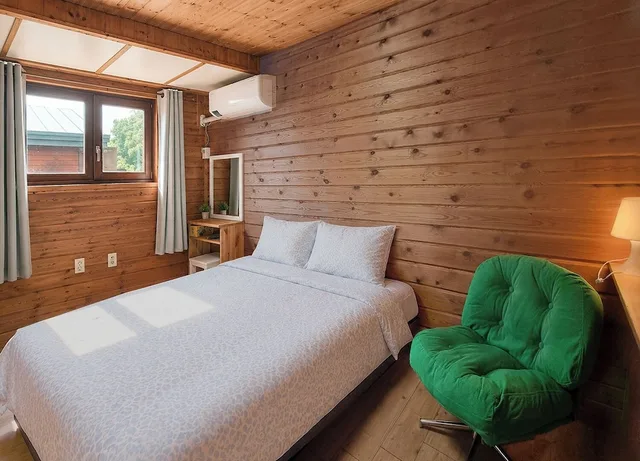 2 Bedrooms, Family, Chalet, 2 Queen Beds, Garden Area، Breakfast at Tiffany's Pension 2/10