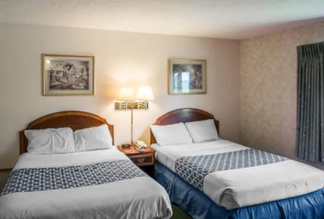 Senior, 2 Double Beds, Smoking، Econo Lodge Hornell 1/3