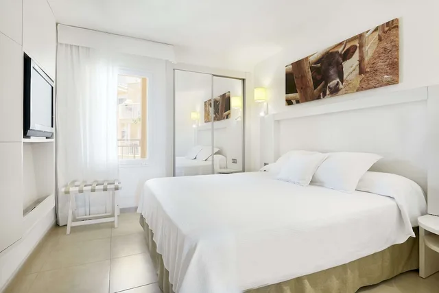 جناح جونيور بسرير كوين بإطلالة على البحر مع أريكة، Iberostar Waves Club Cala Barca 1/3
