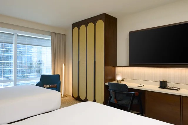 Deluxe, Queen Bed, W Atlanta Downtown 2/2