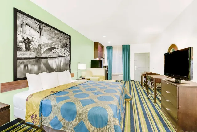 غرفة قياسية بسرير كينج، Super 8 by Wyndham Cotulla TX 1/3