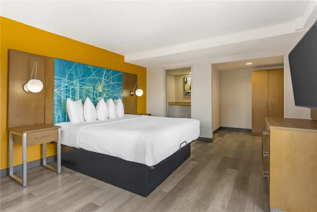 جناح بسرير كينج بشرفة مع أريكة، Best Western Plus Raleigh Crabtree Valley Hotel 2/4