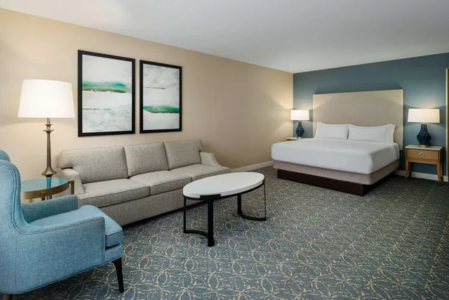 غرفة بسرير كينج بإطلالة لذوي الإعاقة، Hilton Santa Barbara Beachfront Resort 1/2