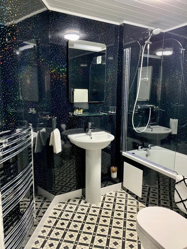 غرفة بسرير مزدوج بمطبخ صغير، Sarum Hotel 10/10