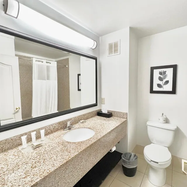 غرفة بسرير كينج وسريرين كوين، Country Inn & Suites By Radisson, Emporia, VA 3/3